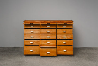 Wunderschöner Schubladenschrank im Industriedesign