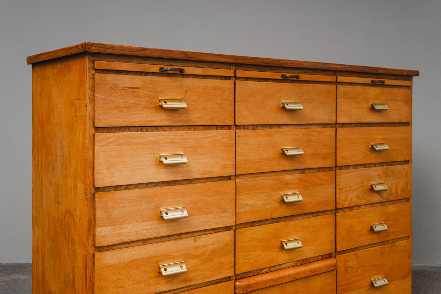 Wunderschöner Schubladenschrank im Industriedesign