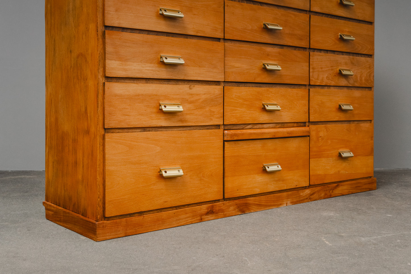 Wunderschöner Schubladenschrank im Industriedesign