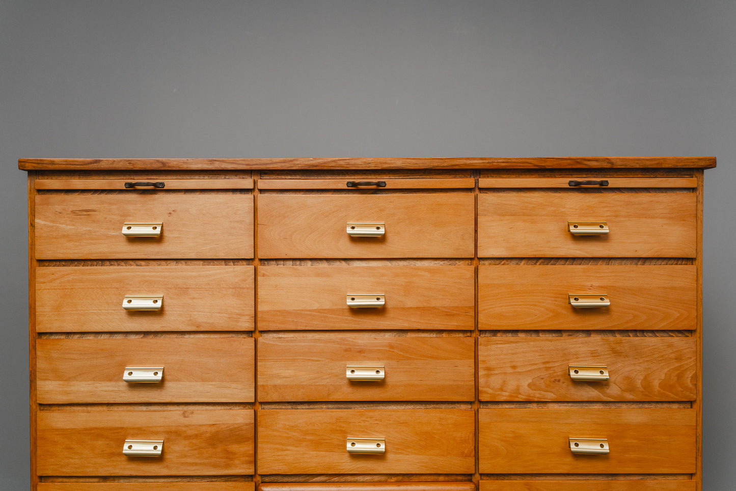 Wunderschöner Schubladenschrank im Industriedesign