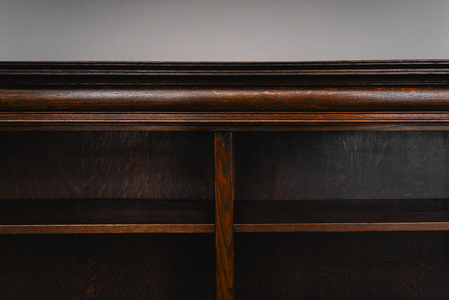 Elegantes Großes Bücherregal