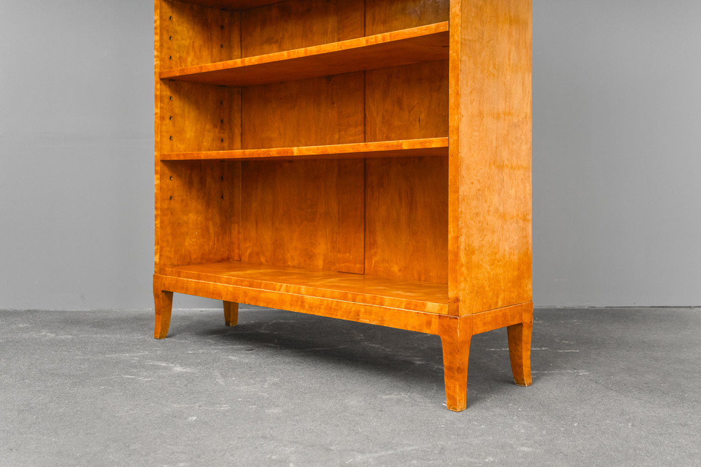 Zeitloses Antikes Bücherregal