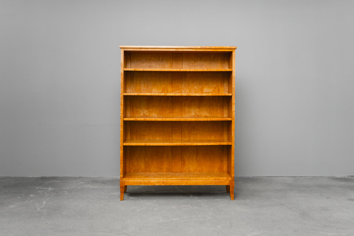 Zeitloses Antikes Bücherregal