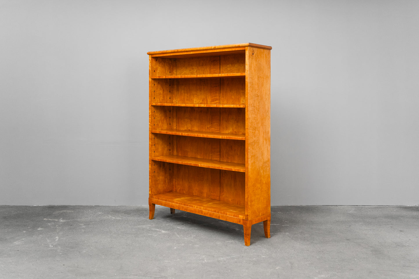 Zeitloses Antikes Bücherregal