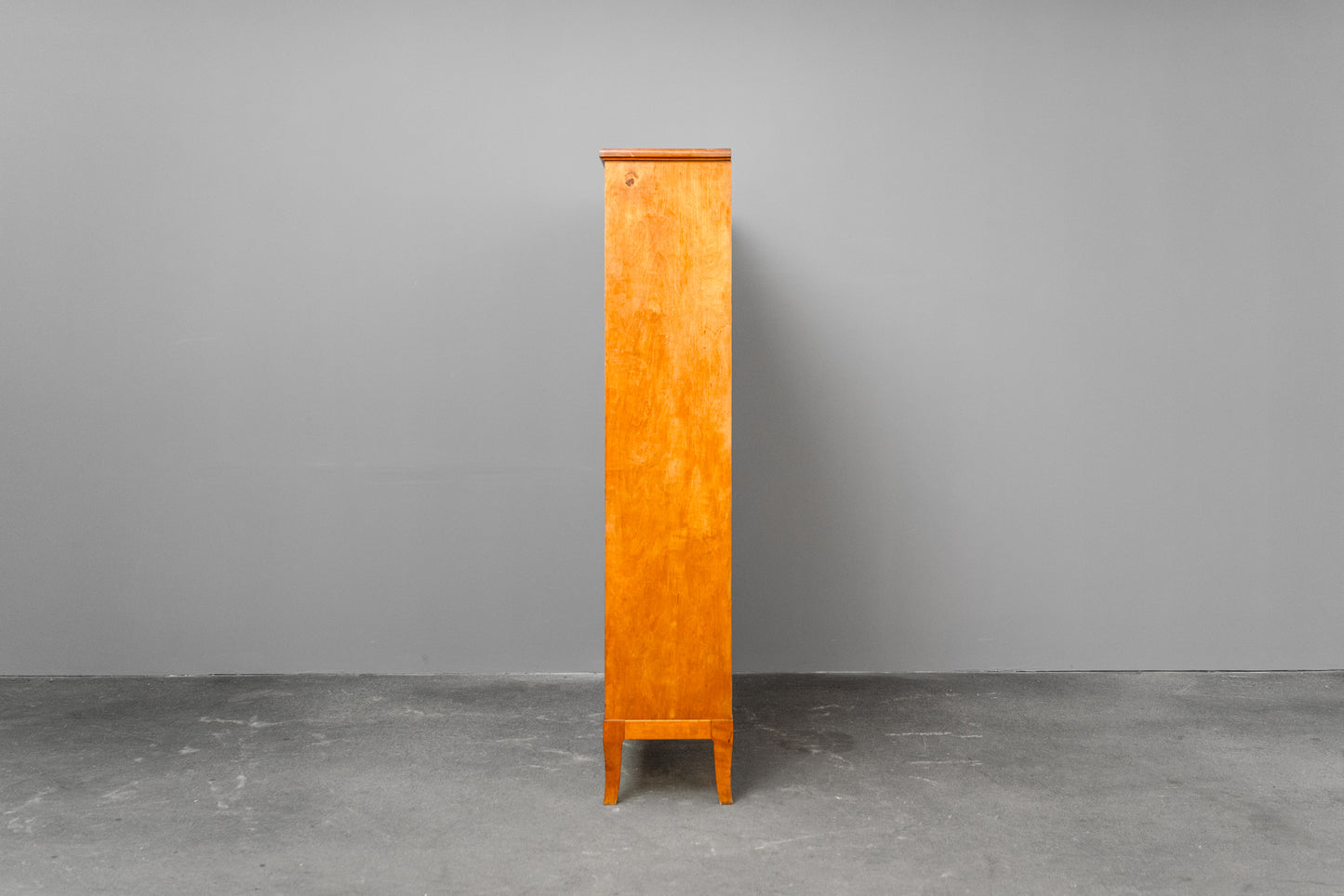 Zeitloses Antikes Bücherregal