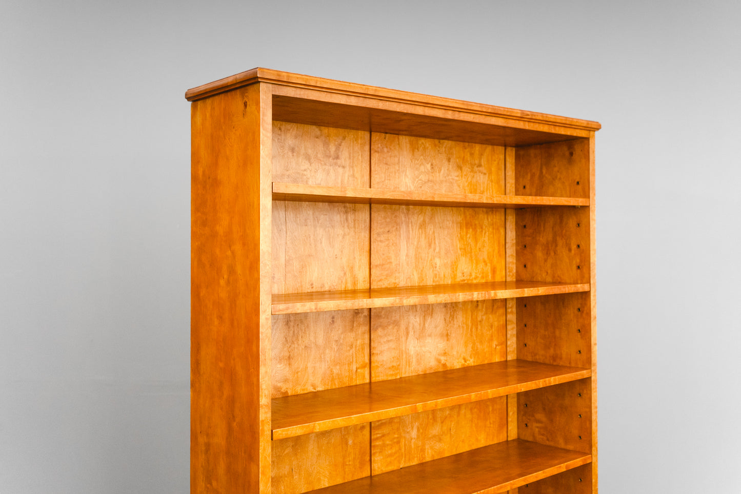 Zeitloses Antikes Bücherregal