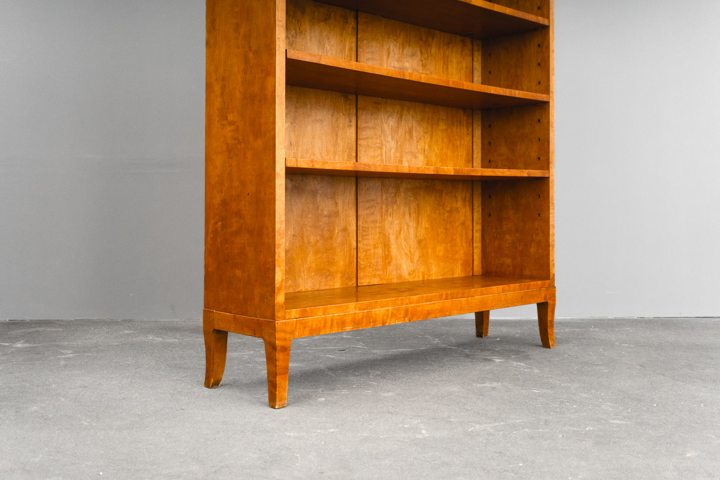 Zeitloses Antikes Bücherregal