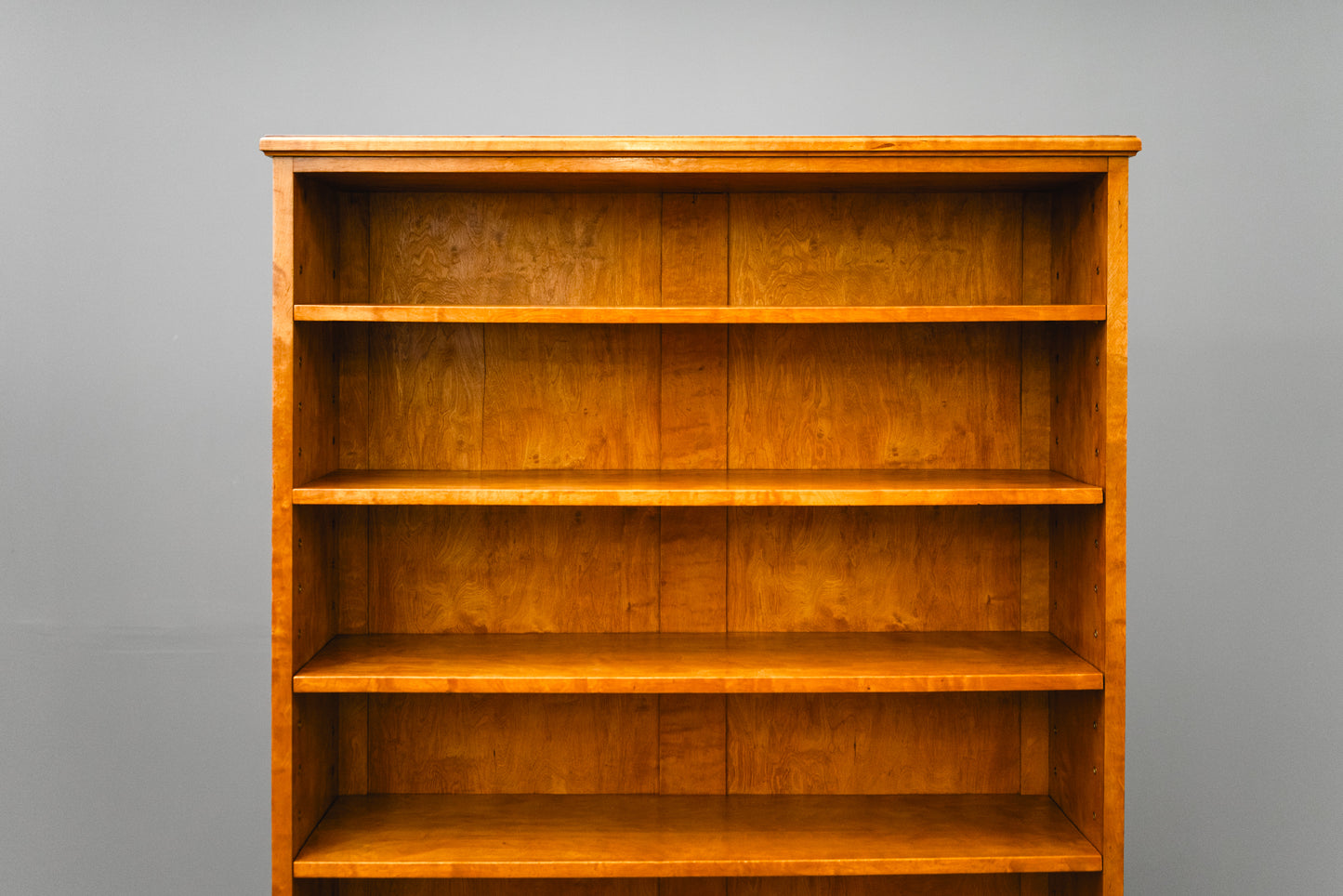 Zeitloses Antikes Bücherregal