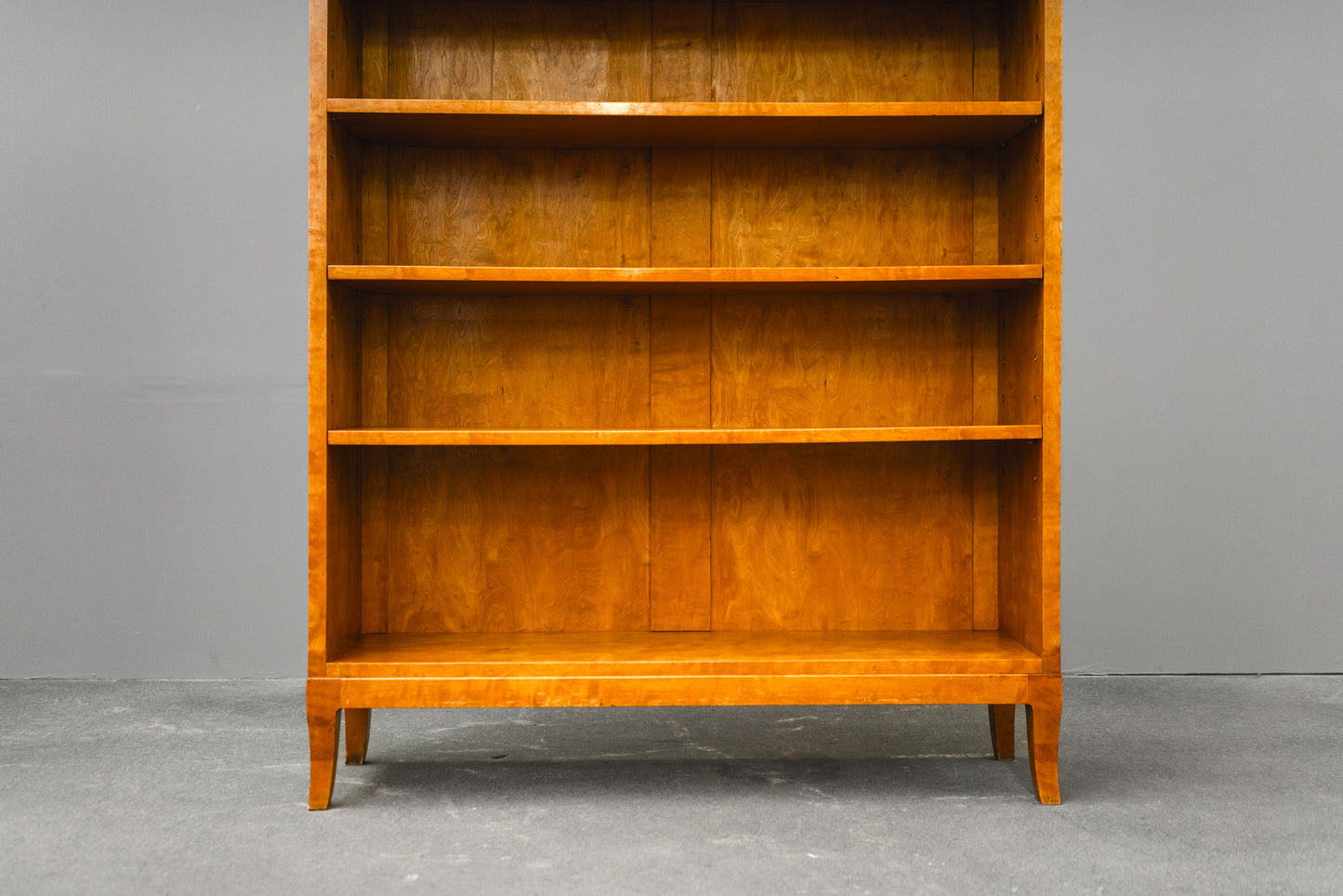 Zeitloses Antikes Bücherregal