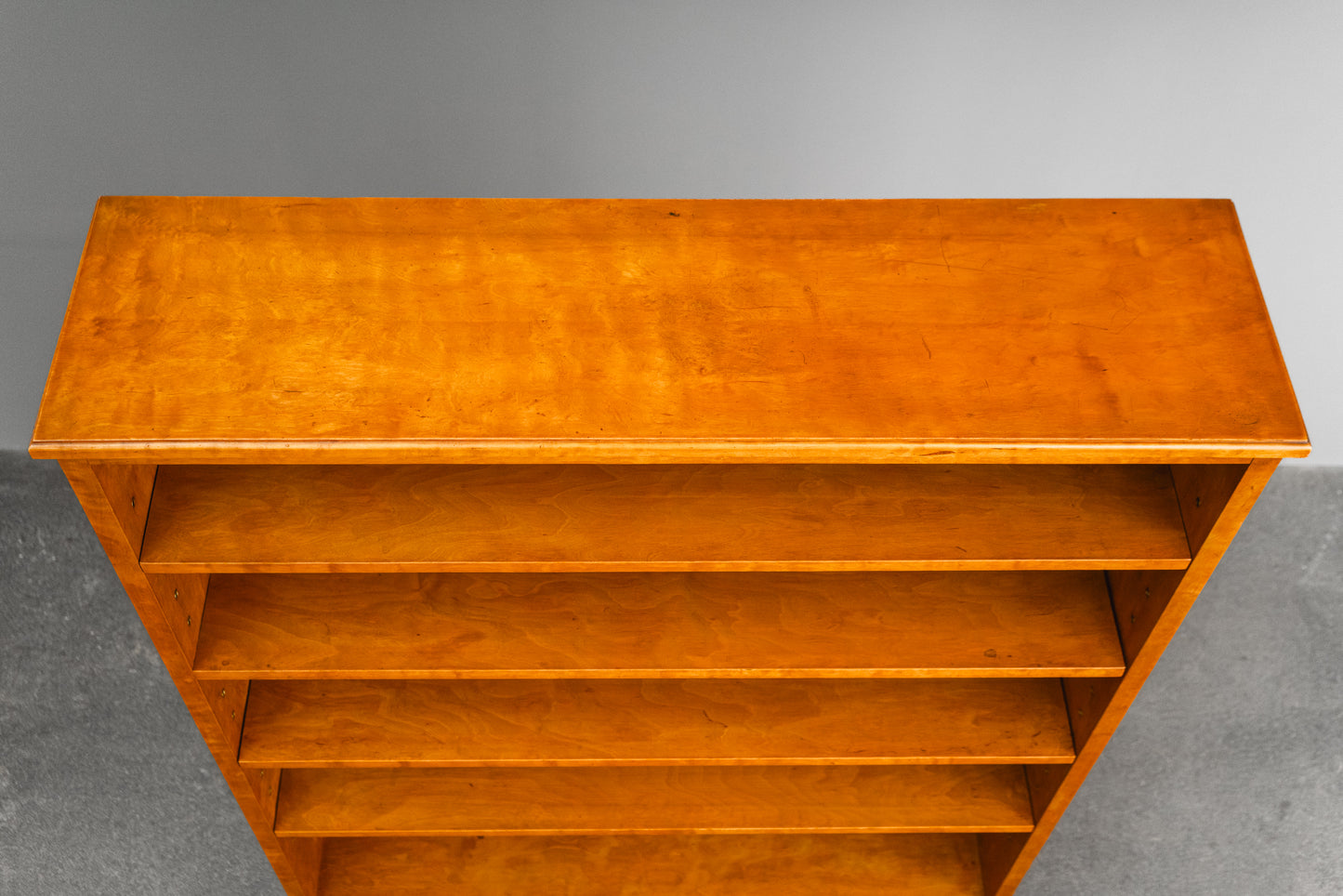 Zeitloses Antikes Bücherregal