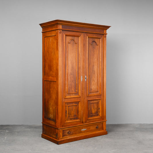 Eleganter Gründerzeit Kleiderschrank
