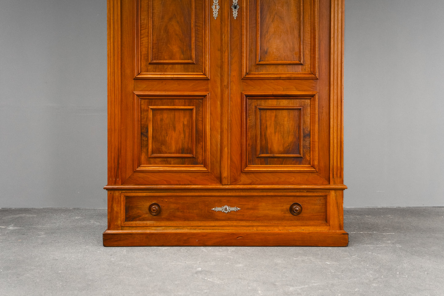 Eleganter Gründerzeit Kleiderschrank