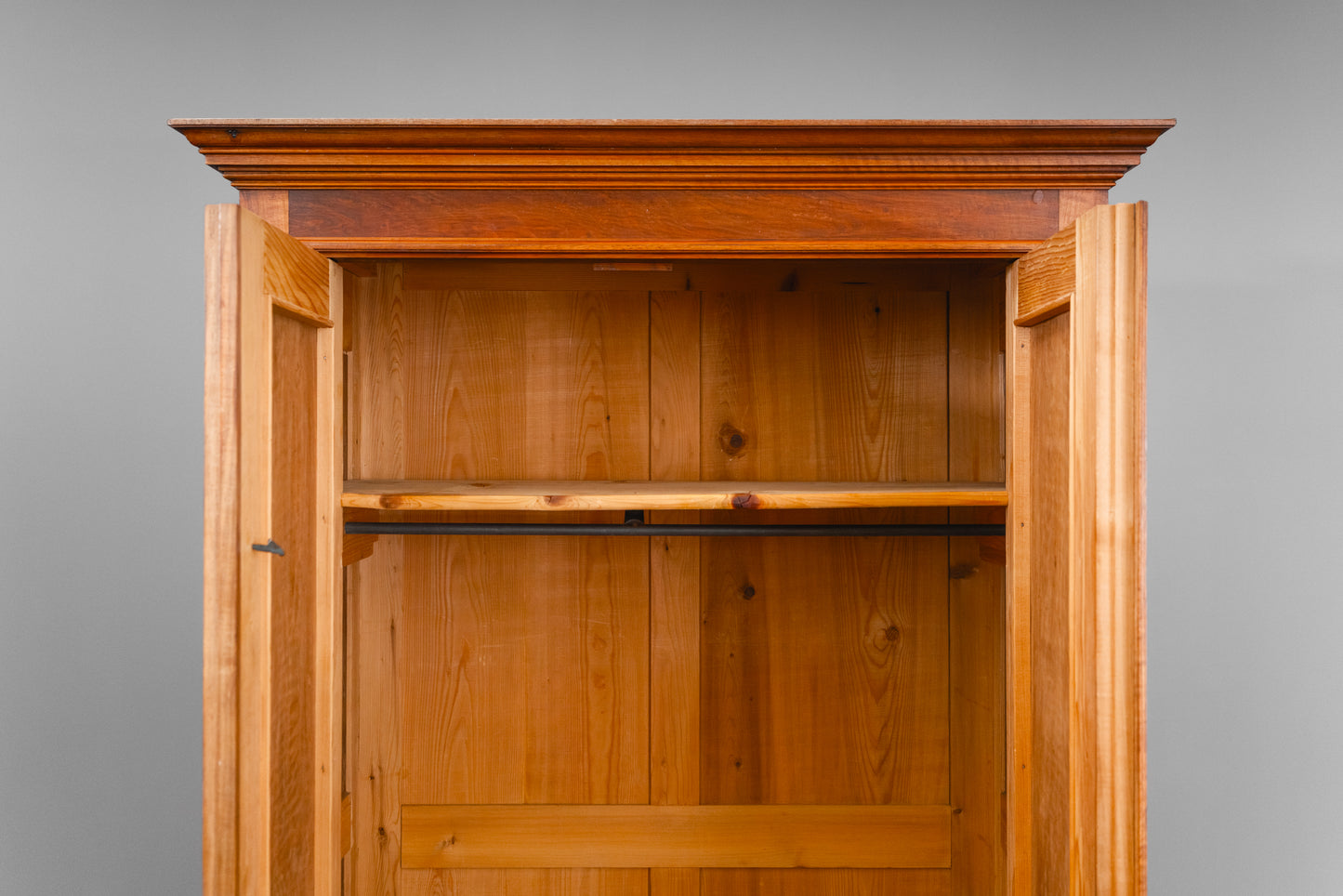 Eleganter Gründerzeit Kleiderschrank