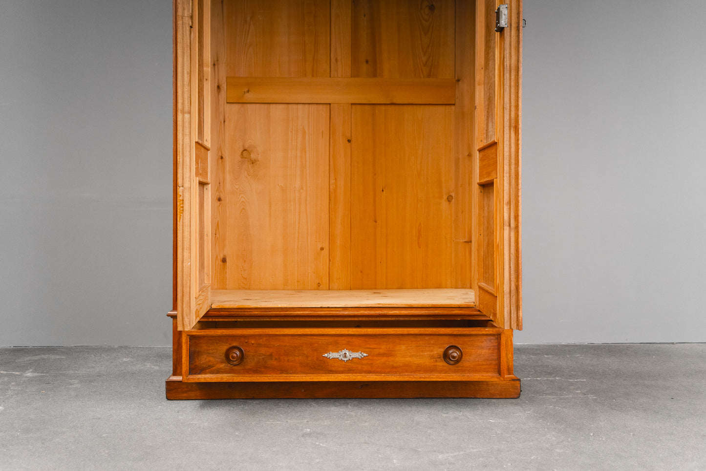 Eleganter Gründerzeit Kleiderschrank