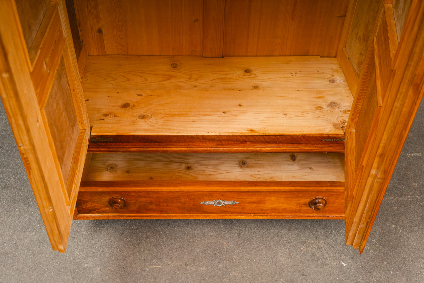 Eleganter Gründerzeit Kleiderschrank