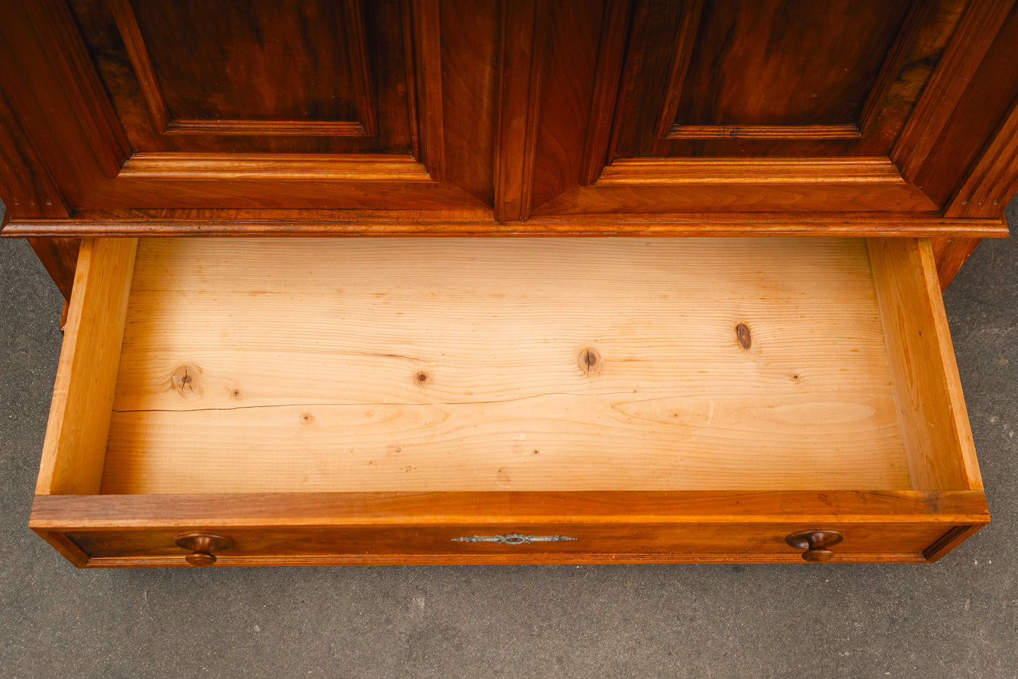 Eleganter Gründerzeit Kleiderschrank