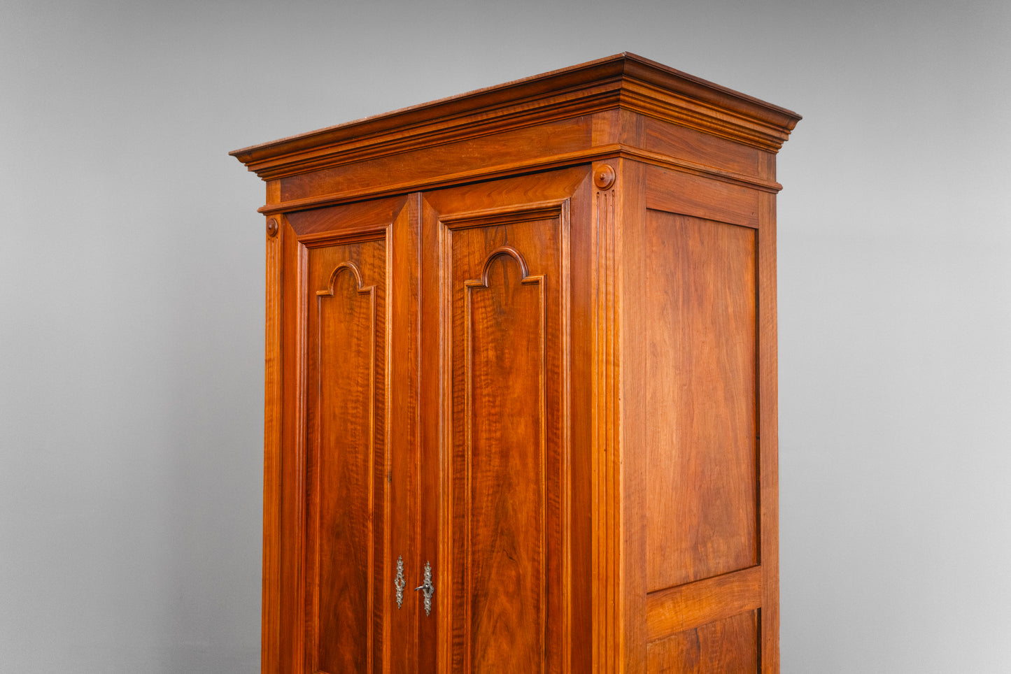 Eleganter Gründerzeit Kleiderschrank