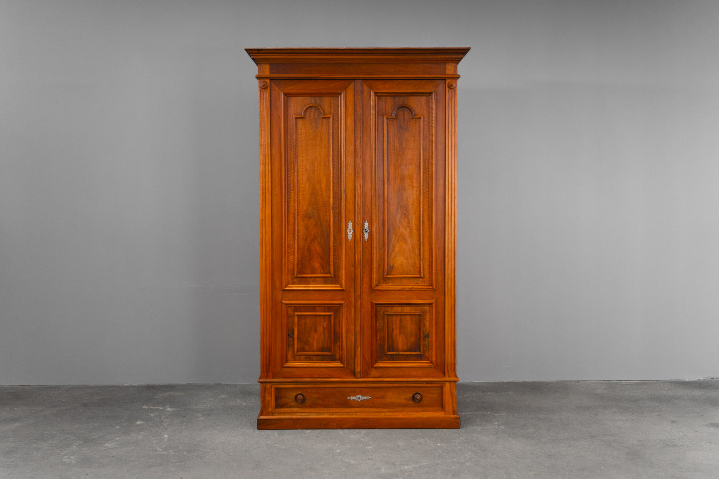 Eleganter Gründerzeit Kleiderschrank