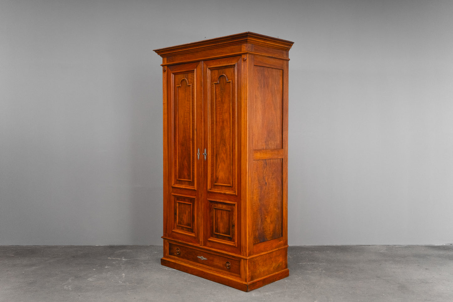 Eleganter Gründerzeit Kleiderschrank