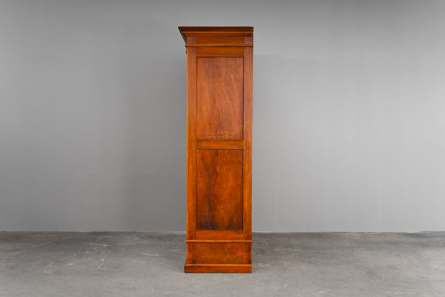 Eleganter Gründerzeit Kleiderschrank