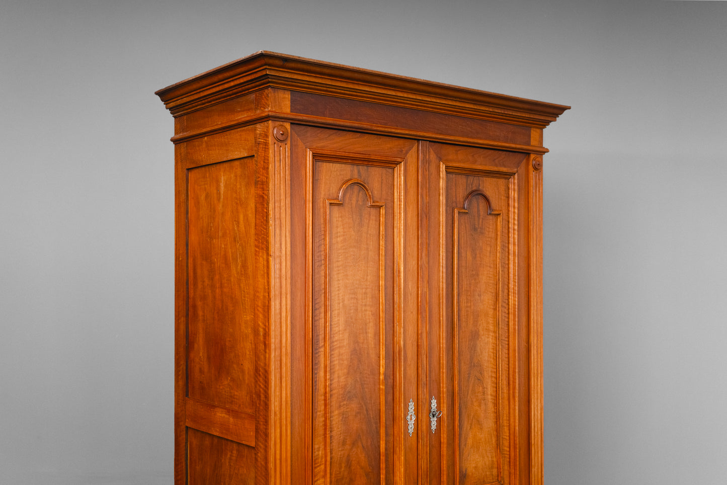 Eleganter Gründerzeit Kleiderschrank