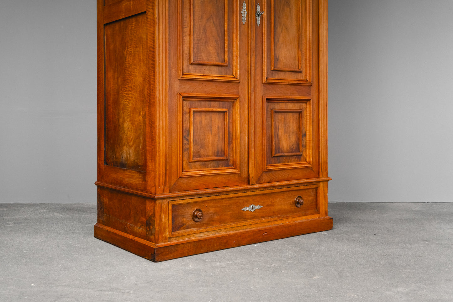 Eleganter Gründerzeit Kleiderschrank