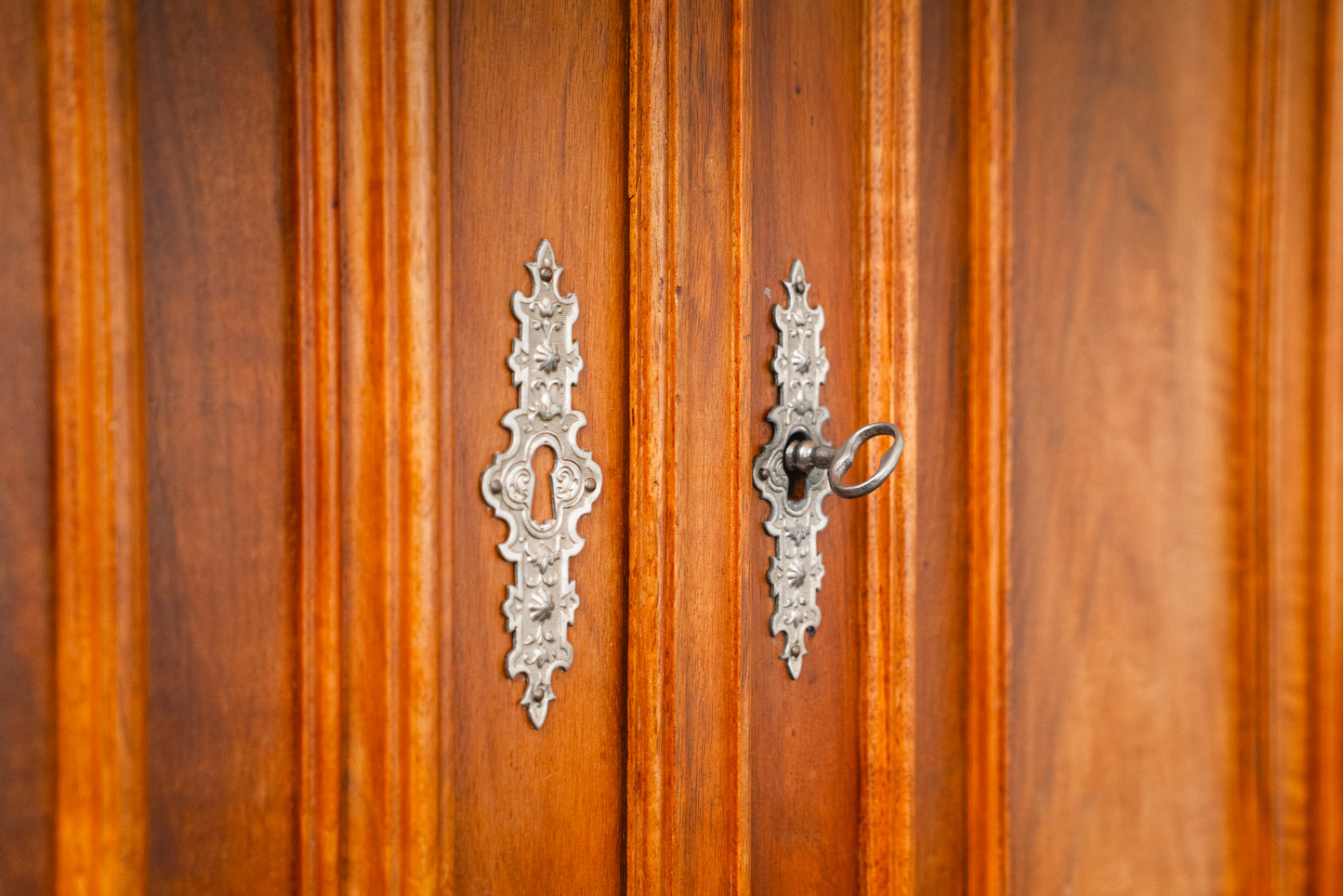 Eleganter Gründerzeit Kleiderschrank