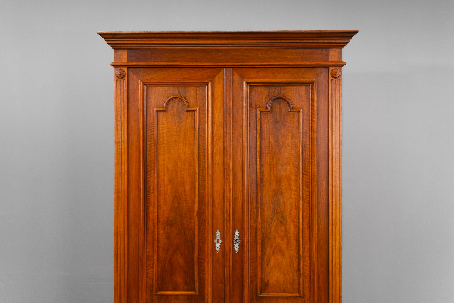 Eleganter Gründerzeit Kleiderschrank