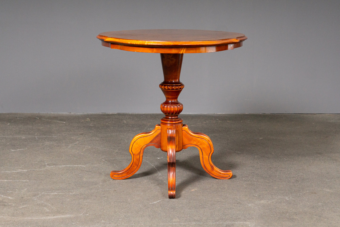 Eleganter Couchtisch im Antik Stil