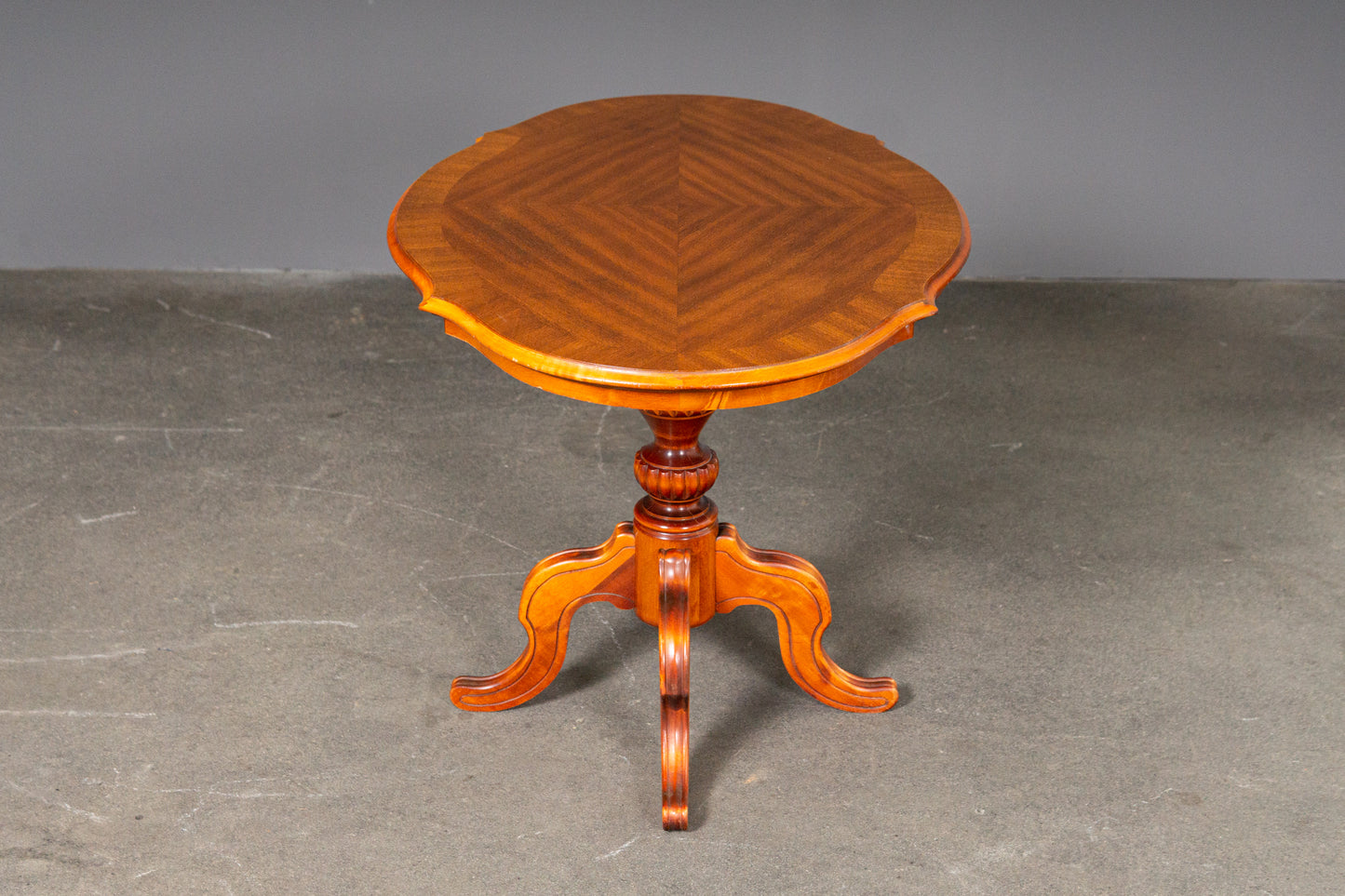 Eleganter Couchtisch im Antik Stil