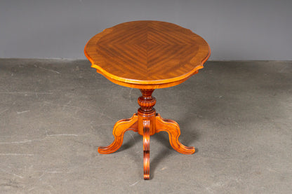 Eleganter Couchtisch im Antik Stil