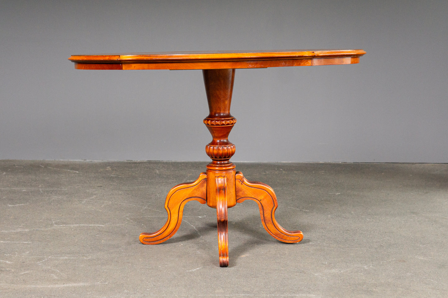 Eleganter Couchtisch im Antik Stil