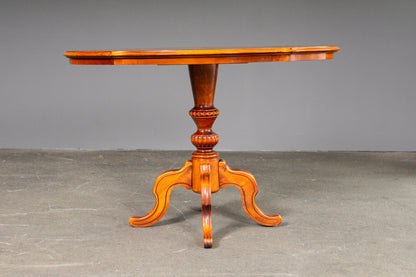 Eleganter Couchtisch im Antik Stil