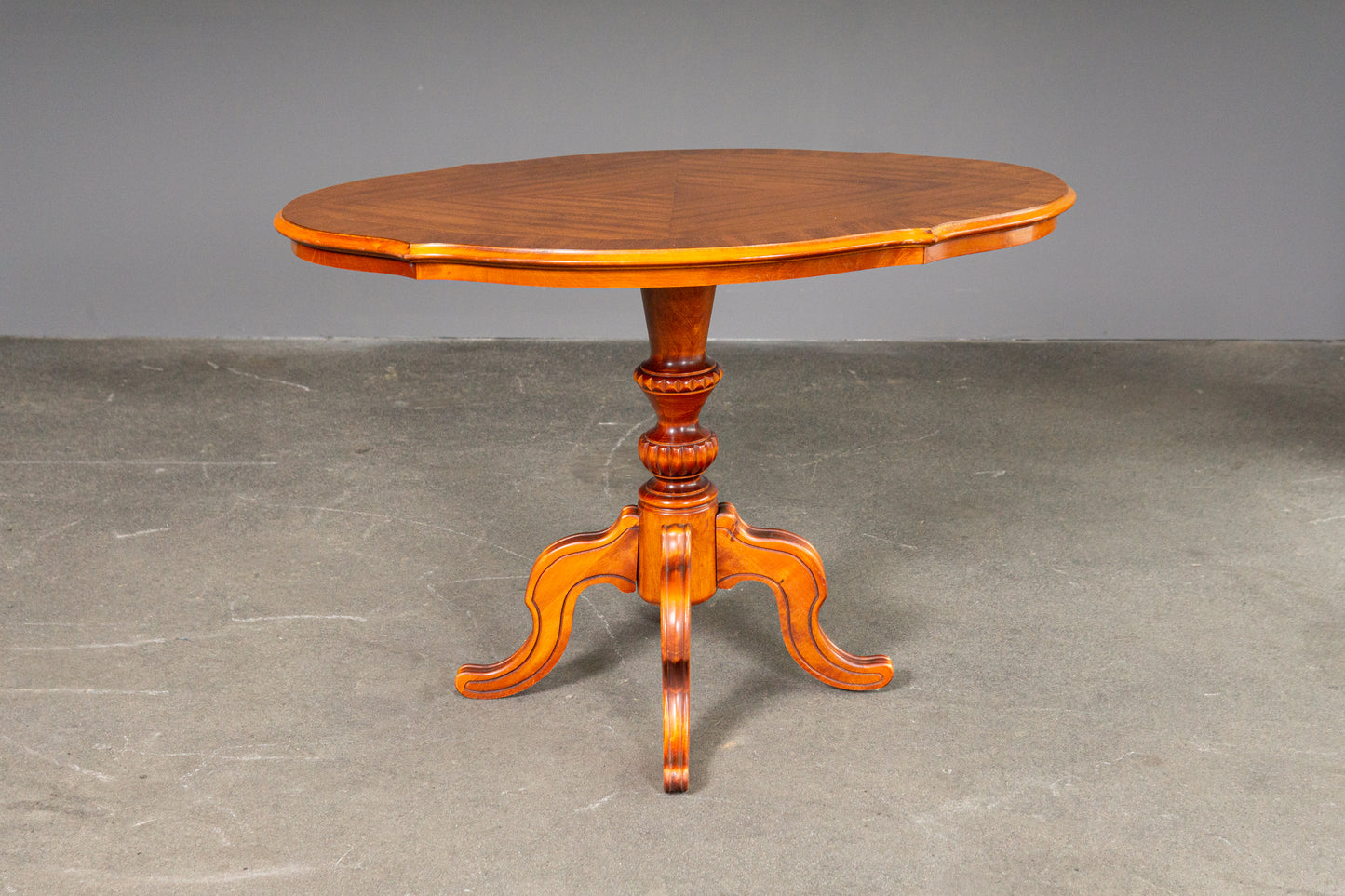 Eleganter Couchtisch im Antik Stil