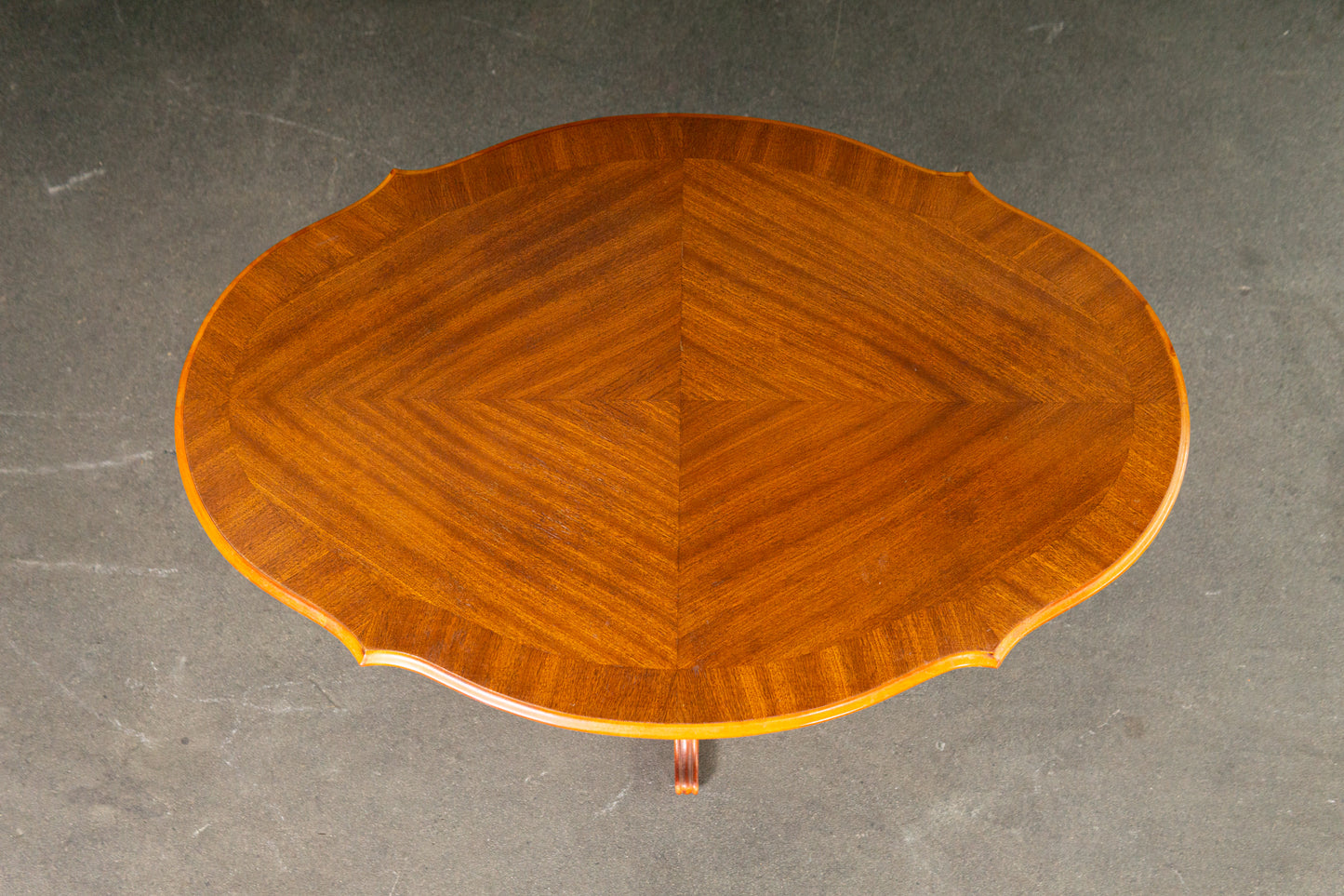 Eleganter Couchtisch im Antik Stil