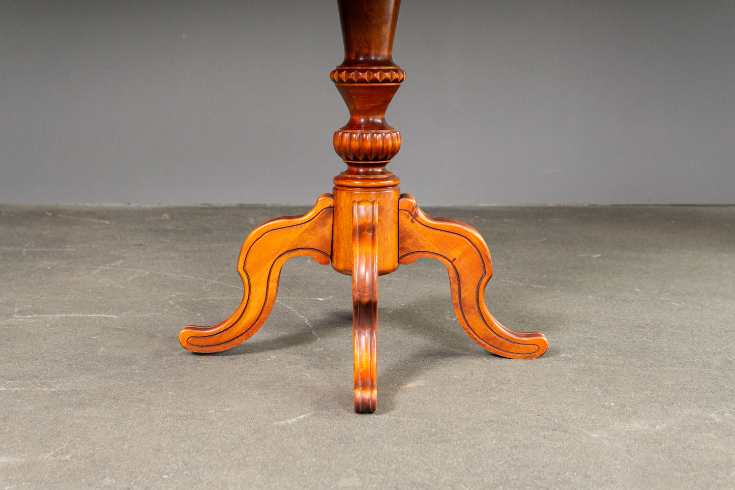 Eleganter Couchtisch im Antik Stil