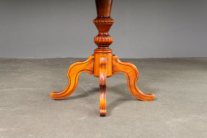 Eleganter Couchtisch im Antik Stil