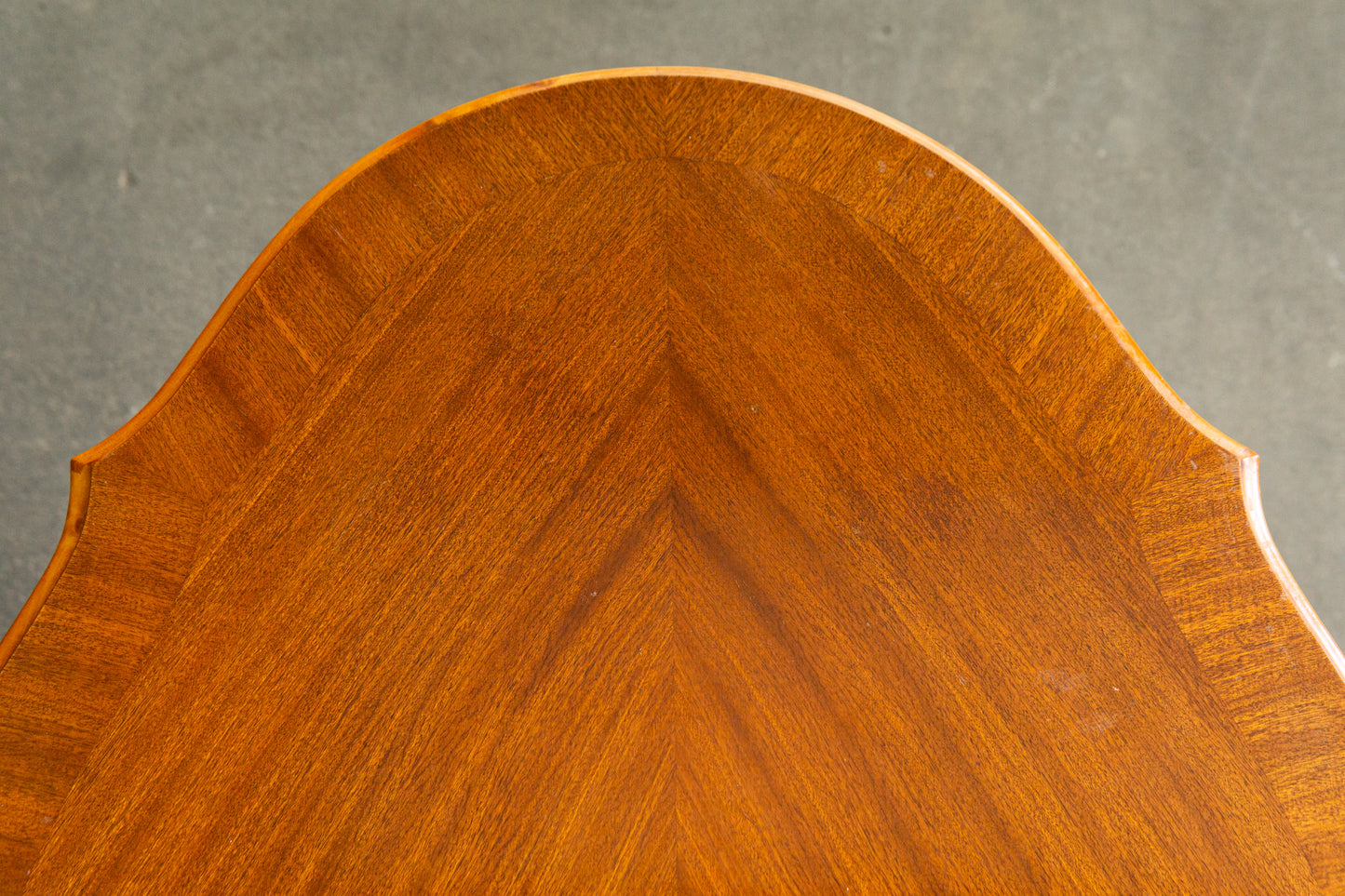 Eleganter Couchtisch im Antik Stil