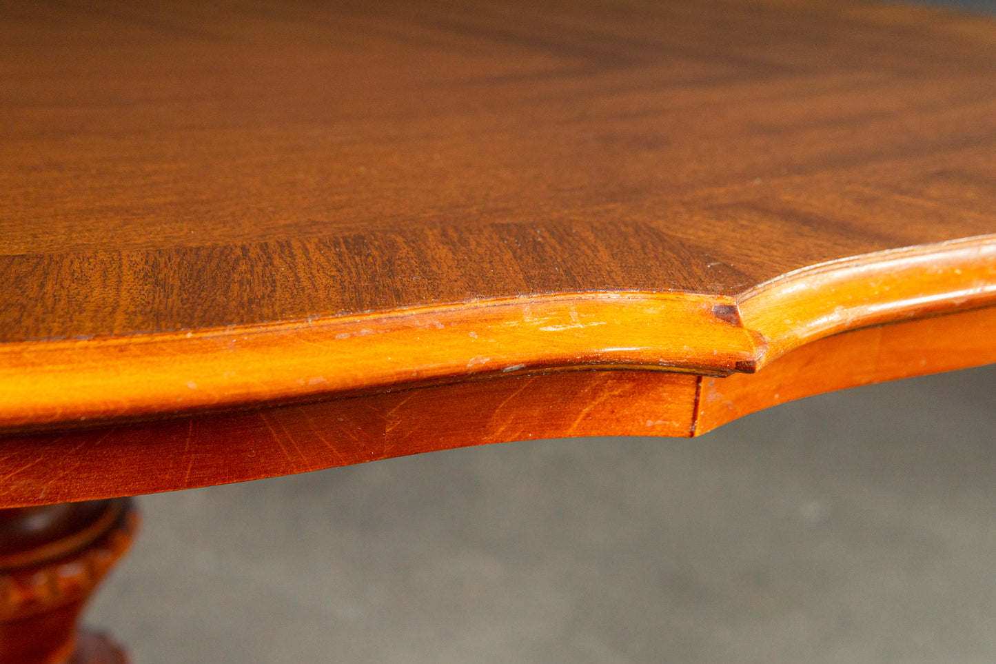 Eleganter Couchtisch im Antik Stil