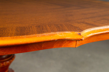 Eleganter Couchtisch im Antik Stil