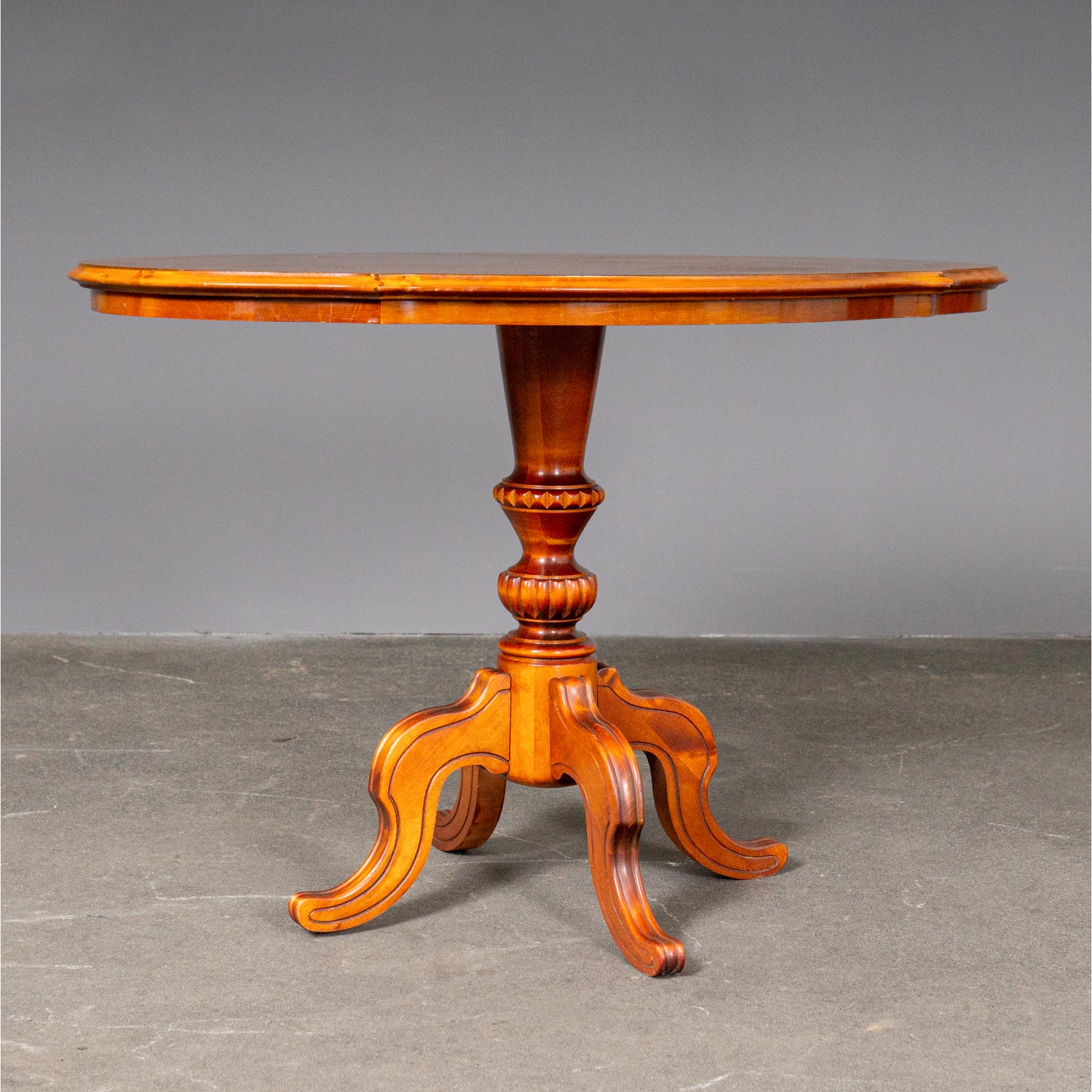 Eleganter Couchtisch im Antik Stil