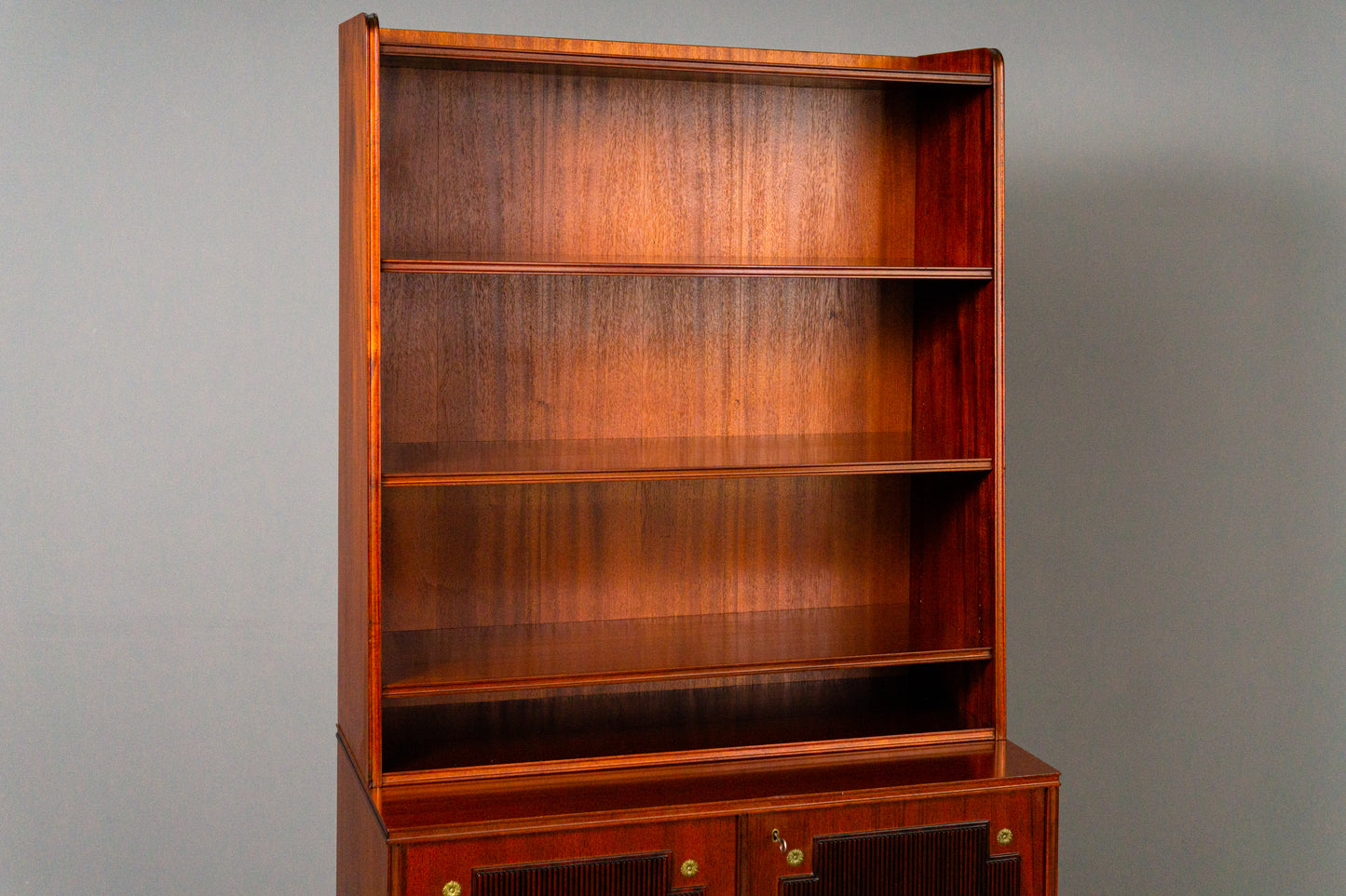Schönes Bücherregal im klassizistischen Stil