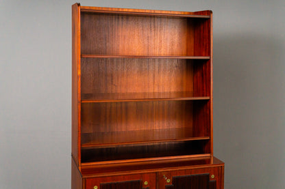 Schönes Bücherregal im klassizistischen Stil