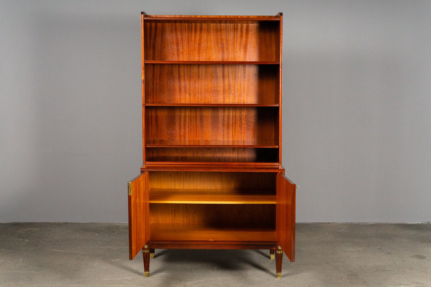 Schönes Bücherregal im klassizistischen Stil