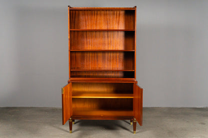 Schönes Bücherregal im klassizistischen Stil