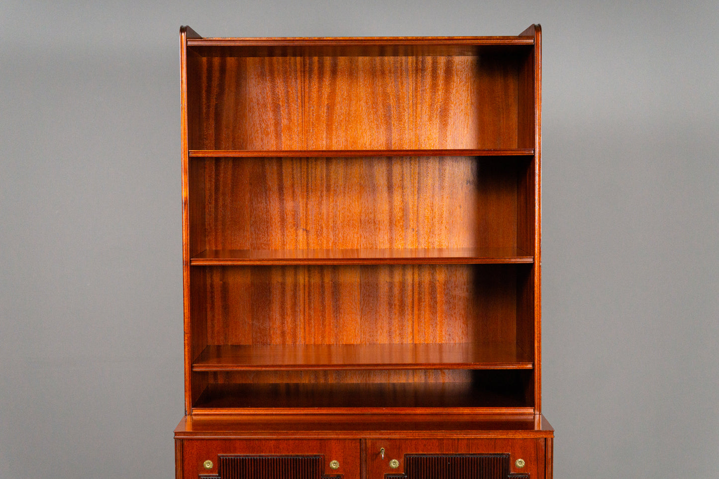 Schönes Bücherregal im klassizistischen Stil
