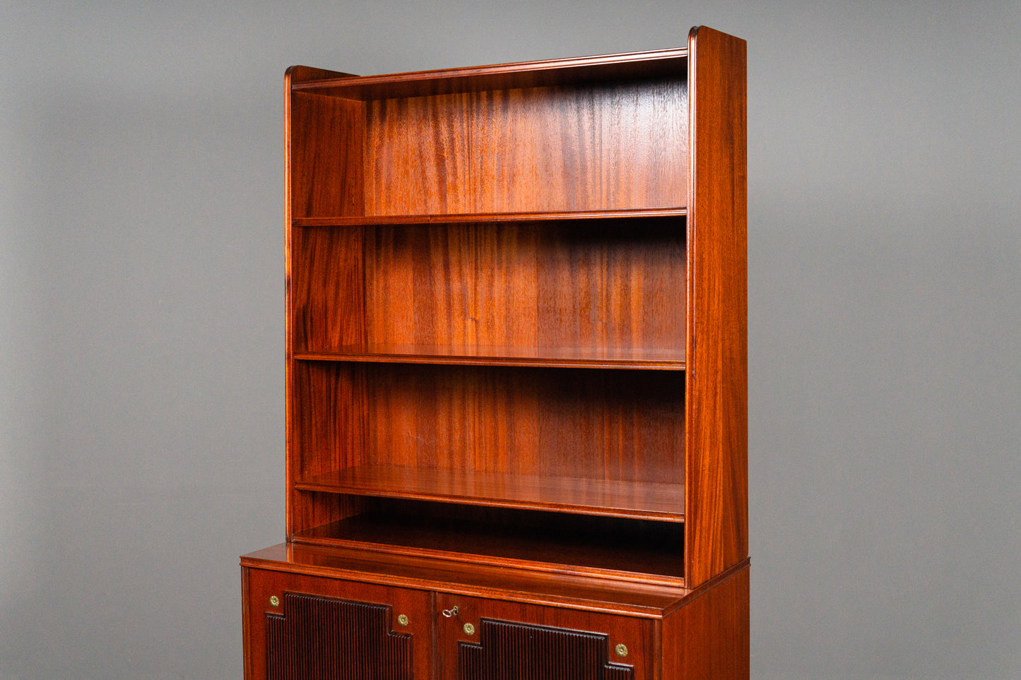 Schönes Bücherregal im klassizistischen Stil