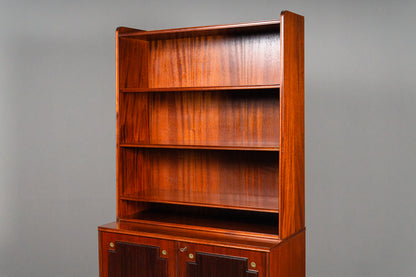 Schönes Bücherregal im klassizistischen Stil