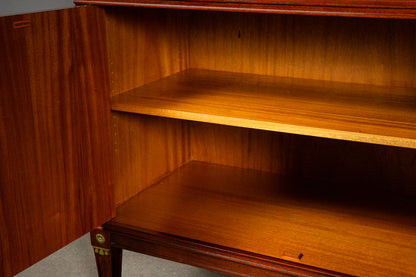 Schönes Bücherregal im klassizistischen Stil