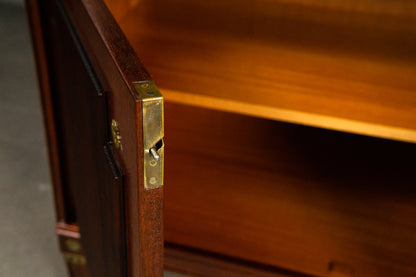 Schönes Bücherregal im klassizistischen Stil